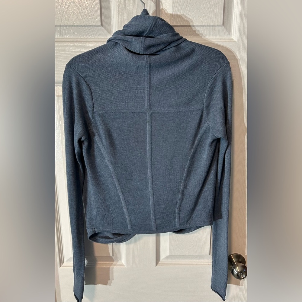 Lululemon Iconic Wrap. - Picture 11 of 16